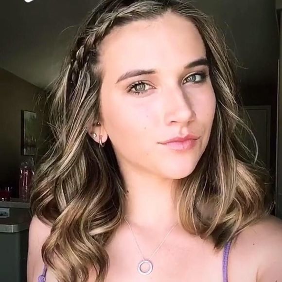 Meet your Posher, Micheala - Picture 1 of 1